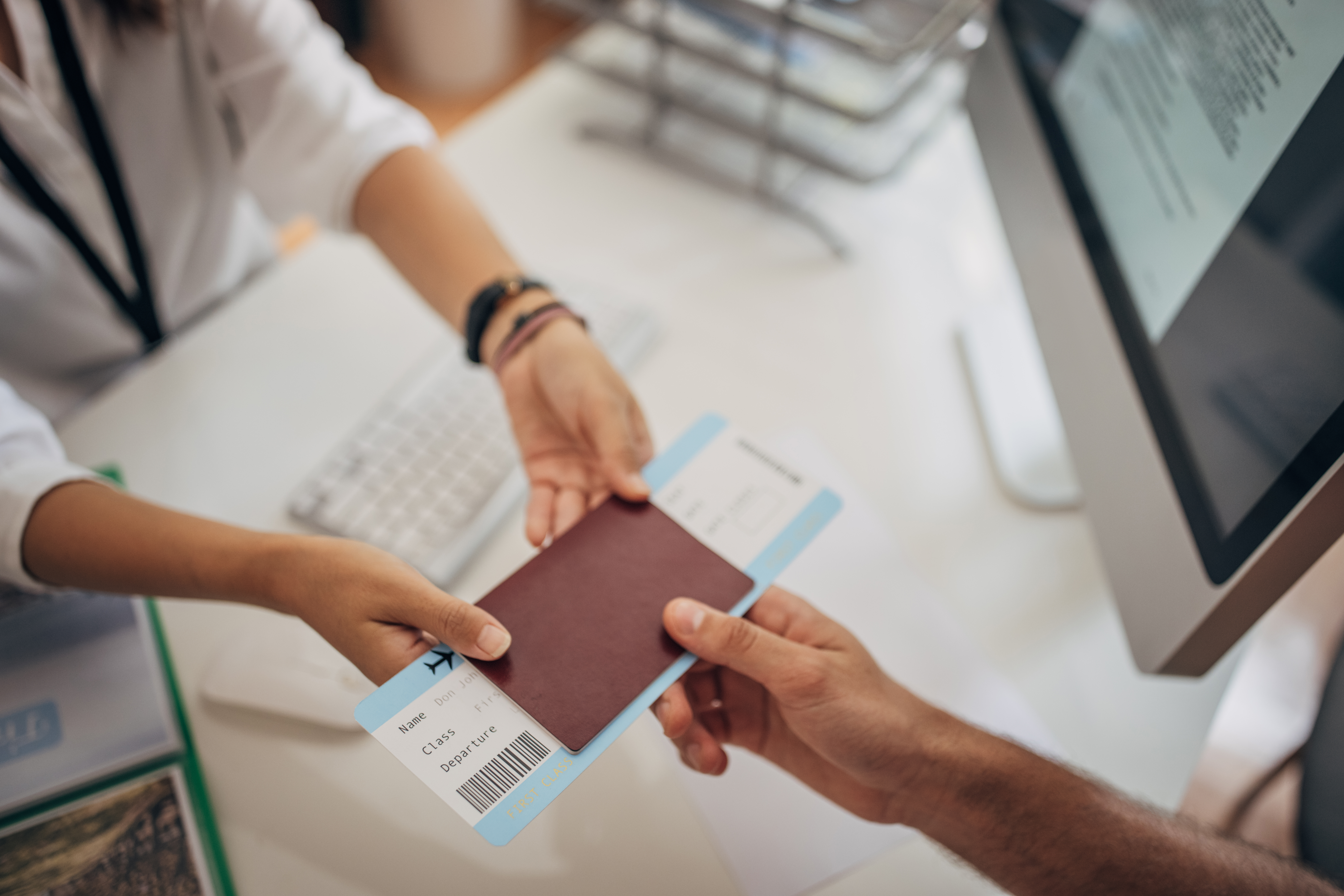 Remise de billets d'avion à l'agence de voyage