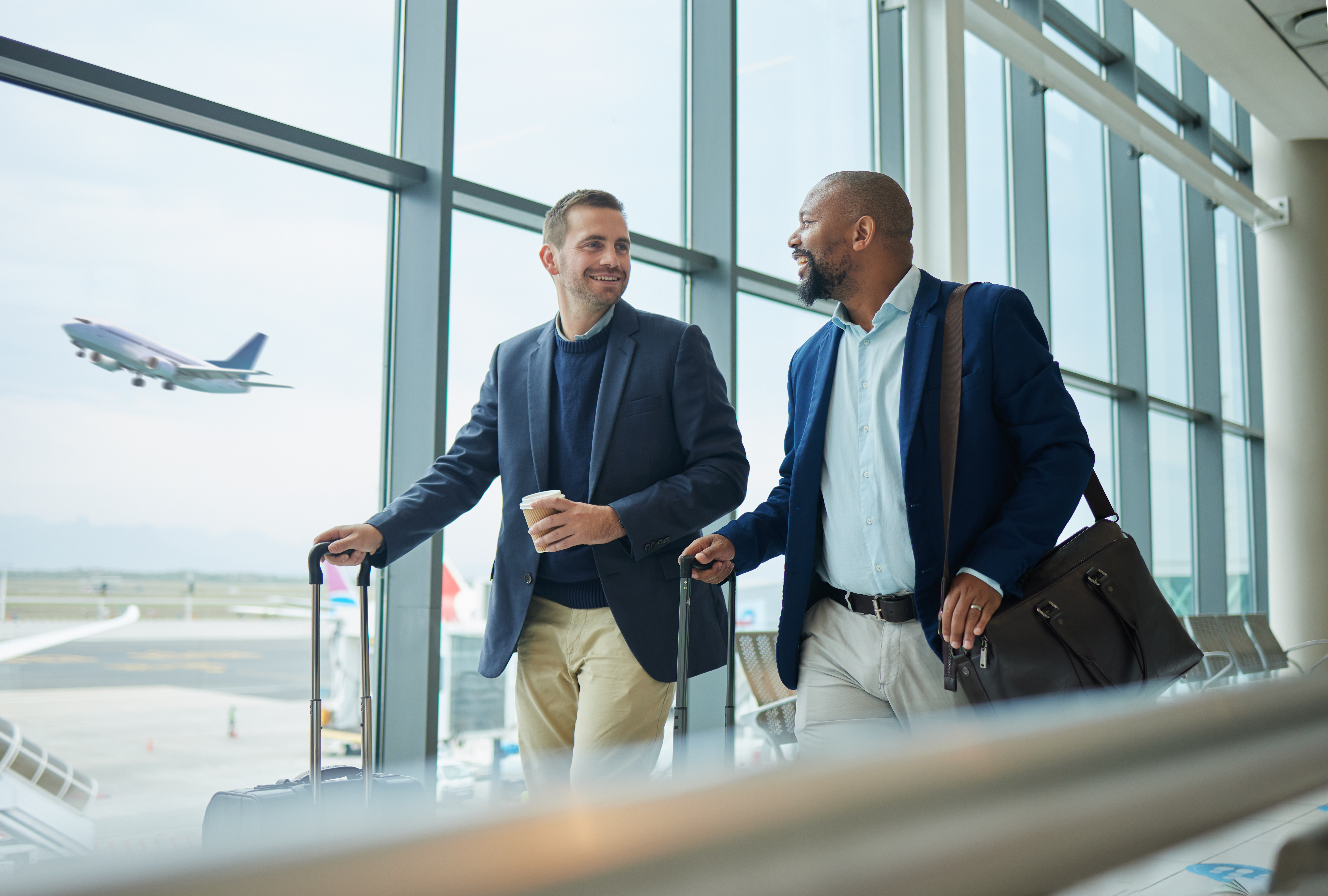 Hommes d'affaires à l'aéroport
