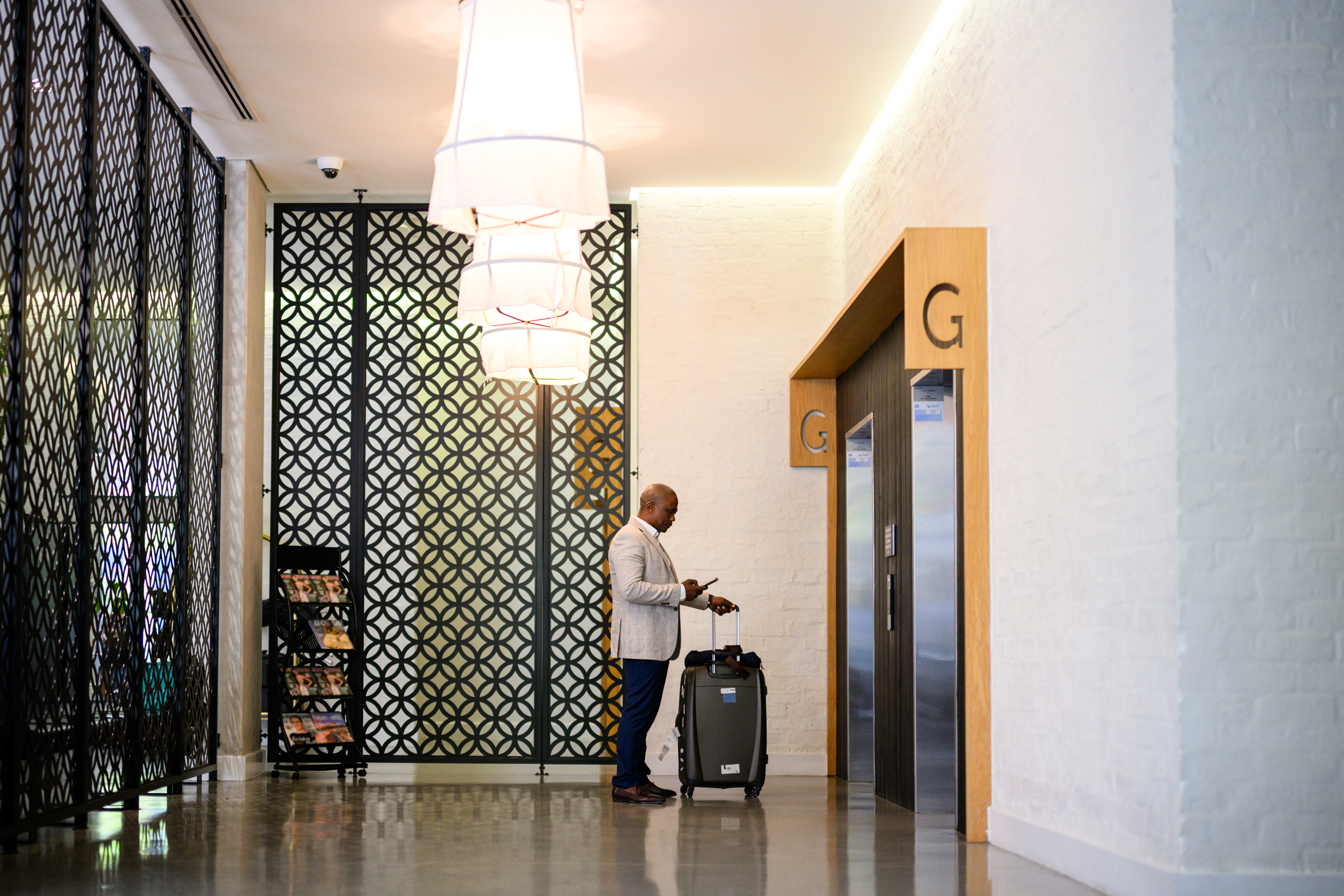 Homme d'affaire dans un hall d'hôtel